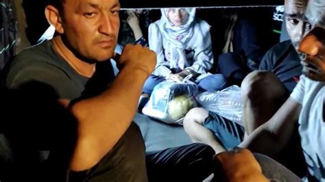 A­f­g­a­n­ ­G­ö­ç­m­e­n­l­e­r­ ­M­o­l­a­ ­V­e­r­e­n­ ­O­t­o­b­ü­s­ü­n­ ­B­a­g­a­j­ı­n­d­a­n­ ­Ç­ı­k­t­ı­